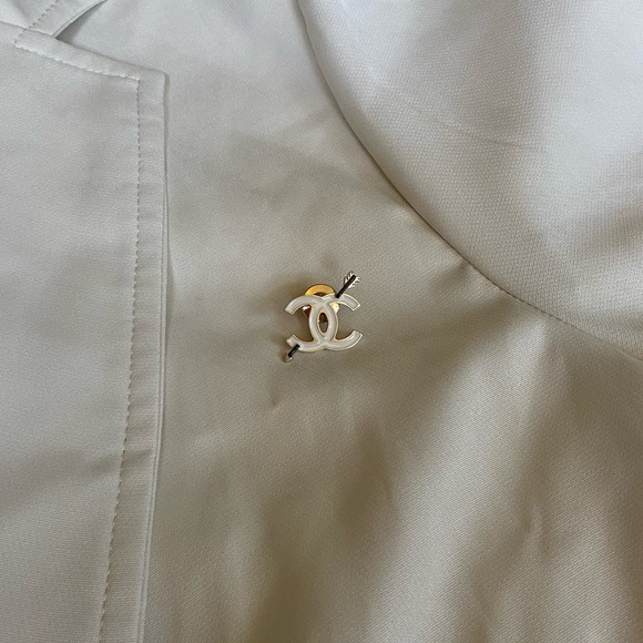Chanel White CC Brooch/Pin with Arrow - Picture 2 of 4